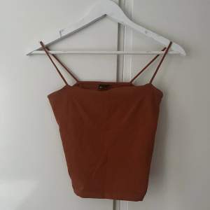Ett jättefint oranget linne från Gina tricot! Super snygg o ha nu till sommaren till en kjol eller linnebyxor😊