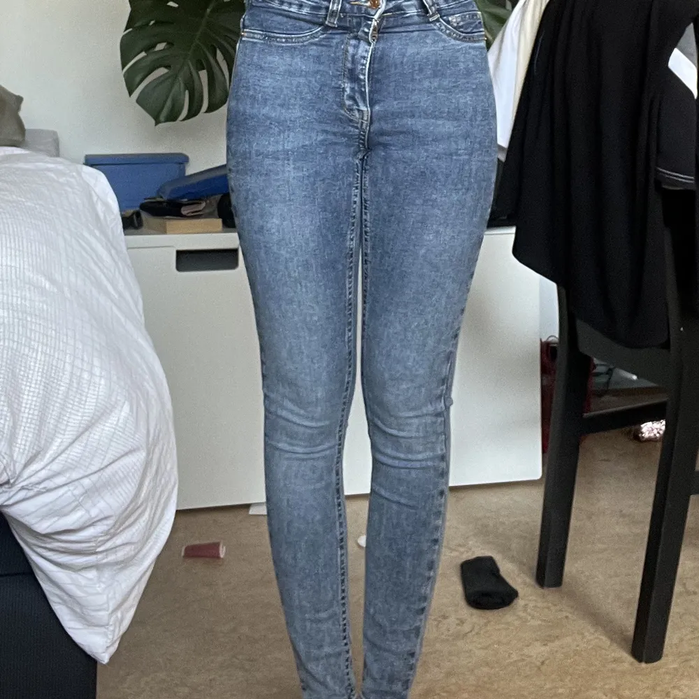 Säljer ett par Skinny jeans i nyskick från ginatricot❤️ har xs i vanliga fall med dom här är typ lite små för mig så skulle säga xxs. Jeans & Byxor.