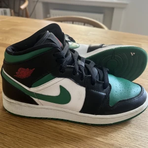 Gröna Air Jordan 1 Mid - Säljer dess gröna Air Jordan 1 Mid i storlek 38. Sparsamt använda 💚👟
