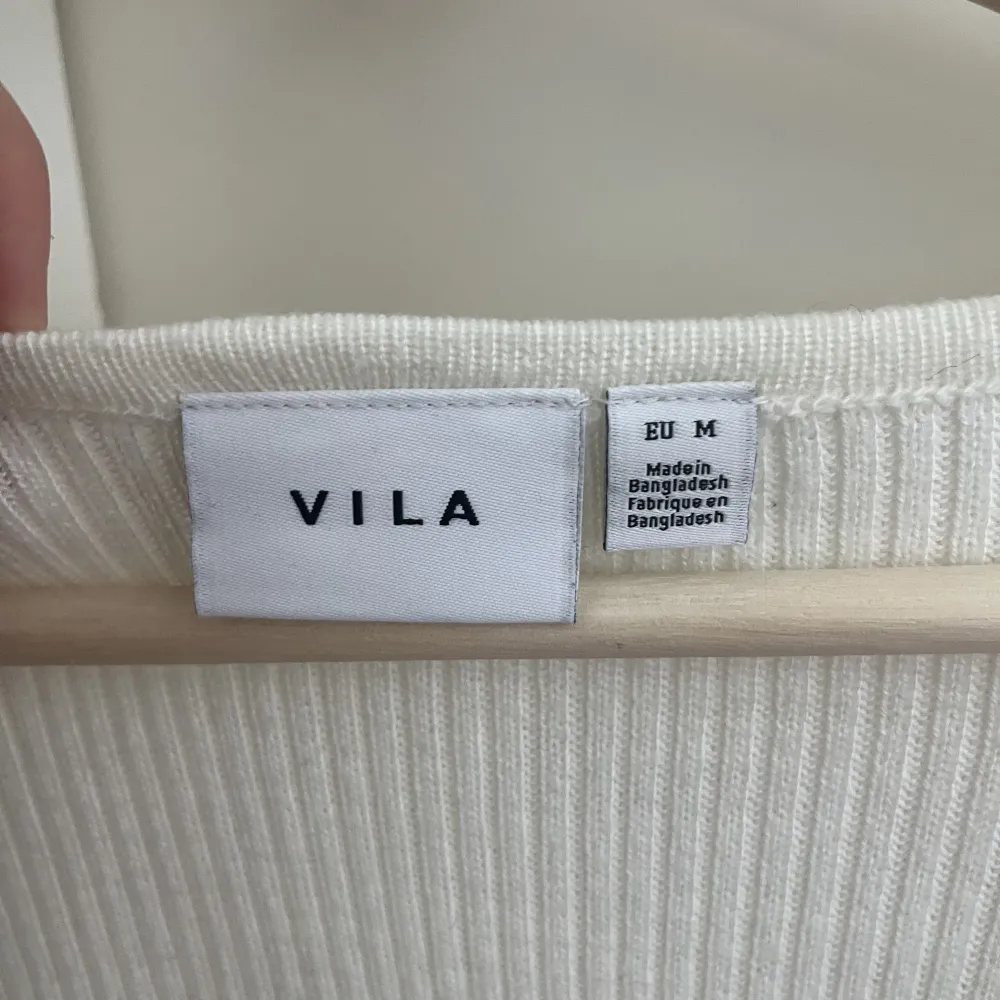 Jättefin långärmad vit tröja från VILA. Den är inte så åtsittande och tror den är ribbad. Använd flera gånger så den har några noppror men vid intresse så använder jag självklart noppermaskin på den. Nypris 299.. Toppar.