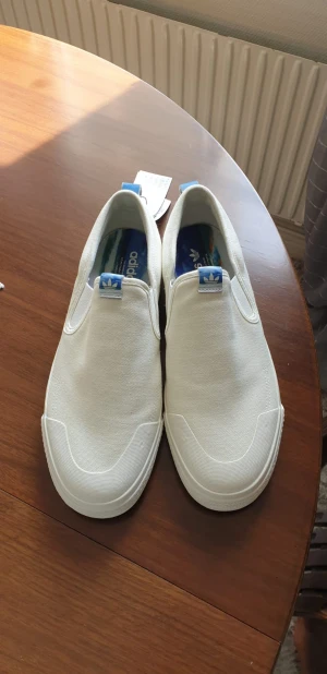 Adidas Nizza Slip On 4 - Skorna är nyligen köpt. De har inte används någon gång. Storlek 44.