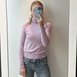 Zara topp - Zara topp. Jätteskönt material. Är i bra skick. Fina ärmar med guldnitar. 