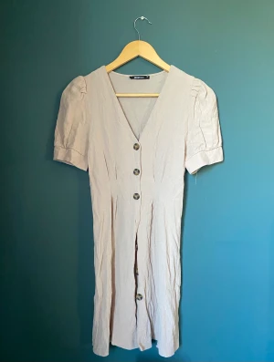 Klänning  - Beige sommarklänning, jättefin. Aldrig använd av mig men köpt second hand. 