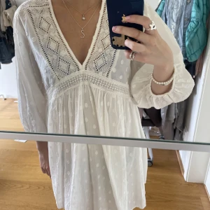 Zara klänning - Väldigt somrig Zara klänning med broderier längst upp och trekvartsärm❤️ Storlek XS, nypris 400kr