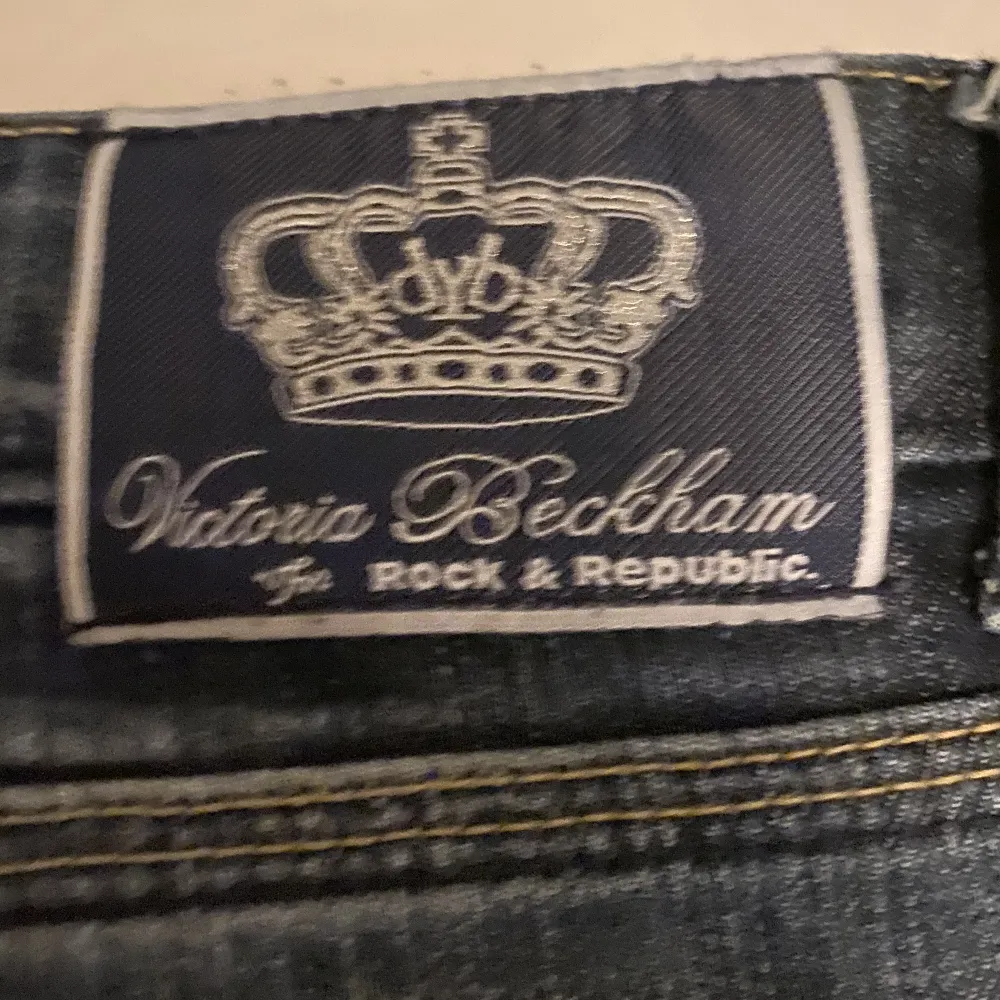 Lägger ut igen💗 jätte snygga Victoria Beckham jeans💗 inga skador, bra skick💗midjemått: 89cm (runt midjan) innerbenslängd: 75cm💗skriv privat om ni har några frågor. Jeans & Byxor.