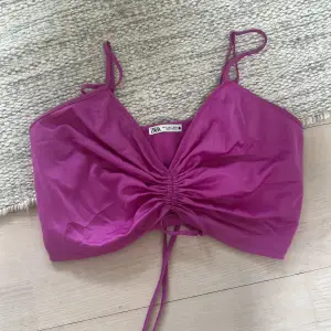 Lila crop top i glansigt tyg! 