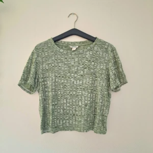 Grön copped t-shirt - Grön croppad, ribbad t-shirt i supermjukt material 💚 står S, och är over-size på mig. Sparsamt använd