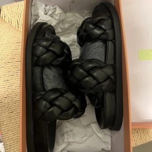 tofflor - Säljer mina fina tofflor från copenhagen shoes då jag har alldeles för många tofflor och dessa ej kommer till användning. Köpte dem på Jackie för 1000kr förra sommaren och har använt dem endast en gång🌟💗