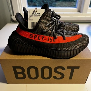 Yeezy boost 350 V2 - Carbon Beluga - Detta är en klassisk design som är omgjord till en något mörkare siluett än tidigare modell. Denna skon släpptes i samband med Yeezy day 2023. Skon är endast framplockas för att ta bilder