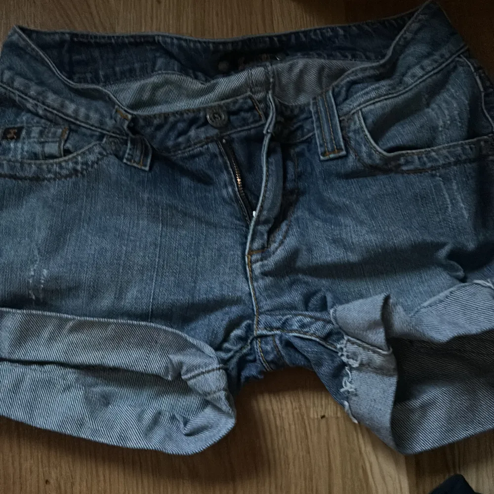 jätte snygg shorts köpa på loppis tyvär lite för små. perfekta till sommarn!. Shorts.