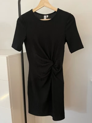 Svart klänning  - Svart klänning från & Other Stories