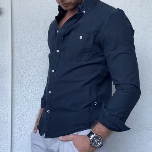 NN07 Skjorta - Mörkt grön/blå skjorta från NN07. 