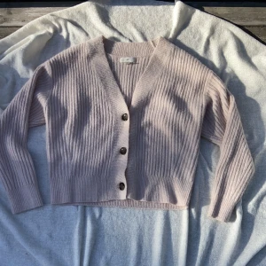 Ljus rosa cardigan  - Aldrich använd, nyskick, storlek S, från h&m. Fråga om du vill se plagget på mig