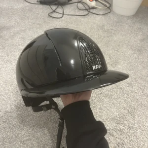 KEP hjälm - KEP hjälm med solskärm, stl M på skalet och ”57” på liner. Använd några få gånger, som ny. Kartong samt hjälmpåse fås med. 
