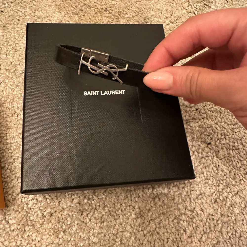 Ysl armband, använt ett tag, lite normalt slitage på kanterna. Tar förskottsbetalning innan jag skickar! . Asusteet.