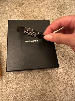 Ysl armband  - Ysl armband, använt ett tag, lite normalt slitage på kanterna.   Tar förskottsbetalning innan jag skickar! 