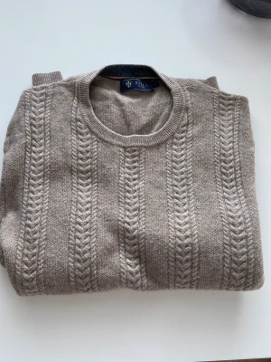 Stickad tröja från Riley - Snygg stickad tröja från Riley i beige, det står storlek M men den har krympt lite så är nog mer strl small.