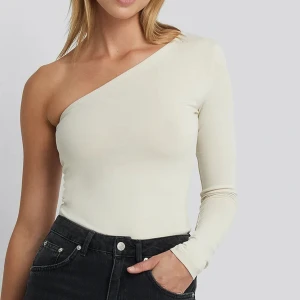One Shoulder Top - OANVÄND one shoulder topp från NAKD!🤎