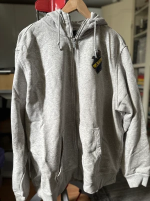 AIK NIKE Zip-Hoodie - Oanvänd grå AIK zip-hoodie från Nike. Säljes pga platsbrist. 