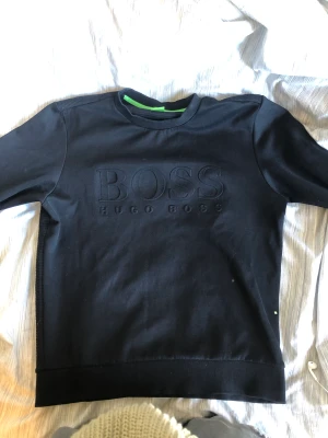 Hugo boss sweatshirt - Storlek L men slim fit så den passar till och med S