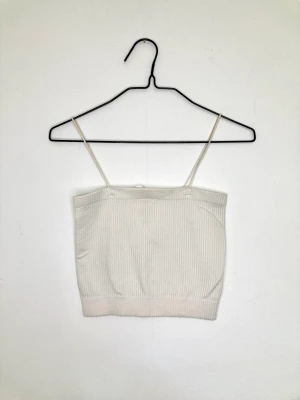 Urban outfitters crop top - Crop top från Urban putfitters storlek S. Bra skick, inga synliga fel. Färg är cremevit  