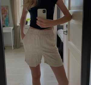 Linneshorts - Oanvända beiga linneshorts från H&M! 