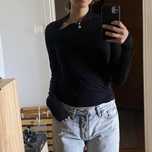 Svart tröja från Stories  - Svart tröja med fin urringning/skurning vid halsen. Från & Other stories. Storlek S. 