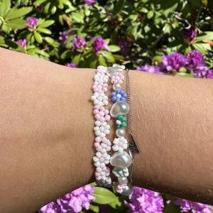 Armband - Somriga fina armband som passar perfekt nu till sommaren🌸☀️ går att göra i andra färger och modeller om så önskas, hör av dig vid frågor☺️45kr/st, 15kr frakt