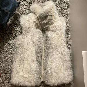 Väst - En pälsväst! Söt men rensar min garderob! Köpare står för frakten annars möts jag upp i Sthlm 🩷