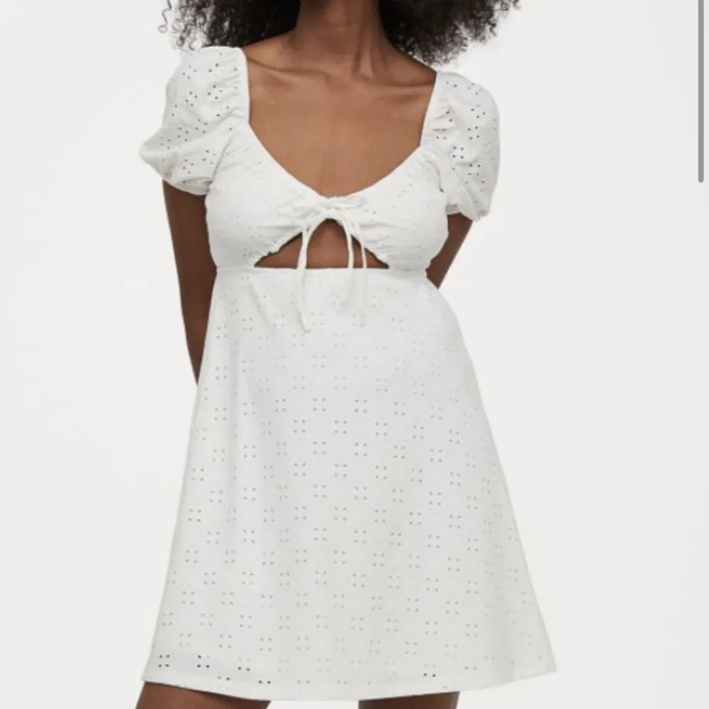 Jättefin sommarklänning från H&M, lite puffiga ärmar, cut-out detalj och en rosett, aldrig använd 💙. Klänningar.