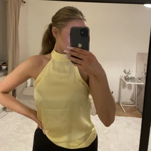 Topp - Sommrig gul topp, med knyte där Bak och öppen rygg💛 Storlek S