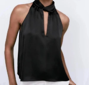 zara topp - säljer denna super söta toppen/blusen ifrån zara, super snygg och i nyskick❤️