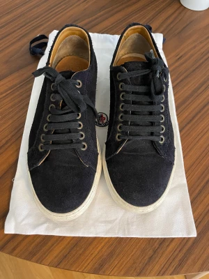 Oscar jacobsson phoenix skor - Oscar jacobsson skor, phoenix modell i mörkblå mocka. 