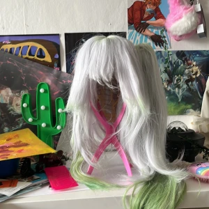 Nahida peruk - Köpt på AliExpress. Skickar med en slinga med blad på. Använd 2 gånger. Dms om de är någon fråga! 