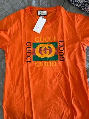 Gucci T-shirt  - Oanvänd Gucci T-shirt. Jag har kvittot kvar. Köpte den 2399kr. Storlek XL. Pris går att förhandla vid snabb köp