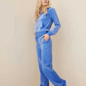 Juicy couture  - Säljer detta jätte fina juicy couture settet som är i super bra skick köpte i vintras och har knappast använt det. Köpt för 2300kr ifrån nelly i färgen Regatta byxorna är i xxs och tröjan xs 