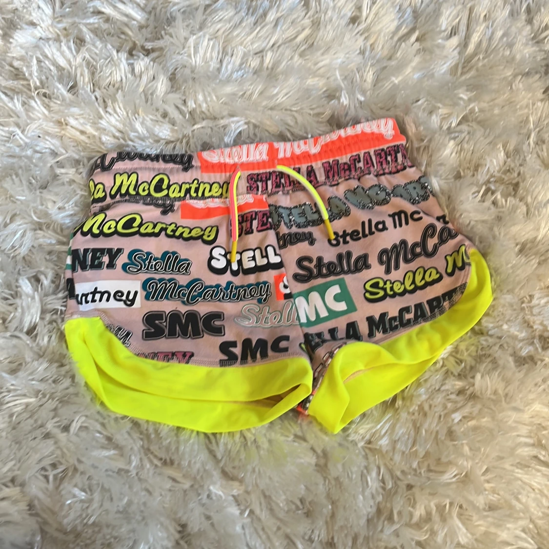 Stella McCartney shorts till salu!