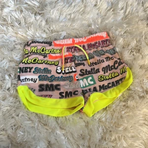 Stella McCartney shorts till salu! - Super fina Stella McCartney shorts till salu. Super fint skick och knappt andvända så inga hål eller fläckar! Köpt för ett år sedan i Paris! 