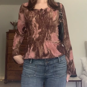 Spetsblus - Rosabrun blus/topp i spets med utsvängda ärmar, stor urringning och resår i midjan, från märket Profit! Står ingen storlek men skulle säga att det är som en S 🤎