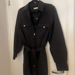 Säljer en helt ny jeans klänning/ jacka från Gina Tricot! Nypris 400-500😍