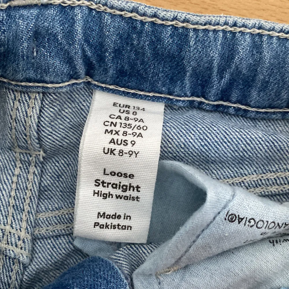 Jag tänker sälja dessa jättefina blåa jeans från h&m. Storlek står på bilden. Som sagt det är loose straight high Waits jeans. Pris kan diskuteras. Org pris: 200kr. Jeans & Byxor.