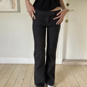 Kostymbyxor jeans - Superfina randiga kostymbyxor med ränder. Långa i benen och lågmidjade, jättefin passform! Bara använda ett fåtal gånger och i bra skick!  Kan mötas upp i Stockholm, annars står köparen för frakten!💗💗