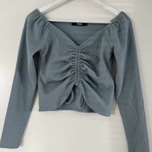 topp - Jättefin topp i en jättefin färg, använd endast ett fåtal gånger, nyskick ❤️‍🔥skriv för fler bilder, ge prisförslag 