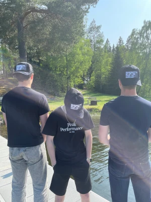 2 kvar Velvet kepsar av familjlo  - Snygg Velvet keps för dig till sommaren, svart limited edition i svart. 2 kvar