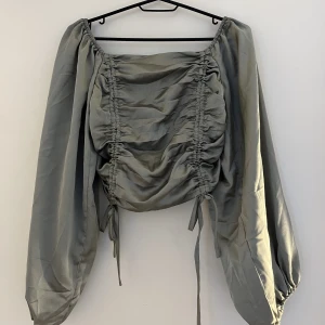 Festtopp - Grön oanvänd satin festtopp i storlek S. Toppen är köpt på Shein och är i mycket gott skick🤍!!