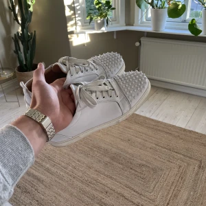 Christian loubutin stl (44) - Hej, säljer nu mina Christian Loubutins. Väldigt väldigt underbara skor på så många sätt. Men jag har tyvärr växt ur dem. Säljer för 1800kr. Inte en krona mindre. Fick de i födelsedagspresent och har tyvärr inte kvittot så kan inte garantera äkthet. 