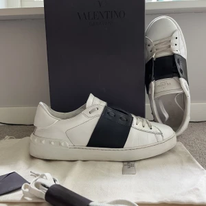 Valentino skor - Säljer ett paar riktigt fina valentinos! Skorna är i storlek 39,5 men har ett sulmått på 26,5 vilket motsvarar 40-41. Man får med allt og vid köp!  Skriv för fler frågor