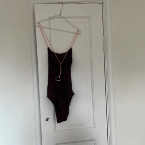 Baddräkt från Weekday - Baddräkt från Weekday i Bordeaux färg