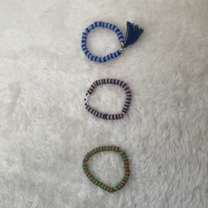Det här är ett par sommararmband som jag har gjort, skriv gärna om ni vill köpa, 15kr st☀️😍