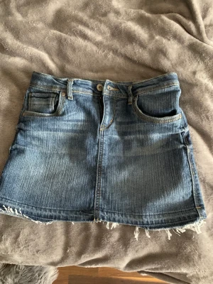 Jeanskjol Levi’s - Supersöt kjol som tyvärr är för liten.